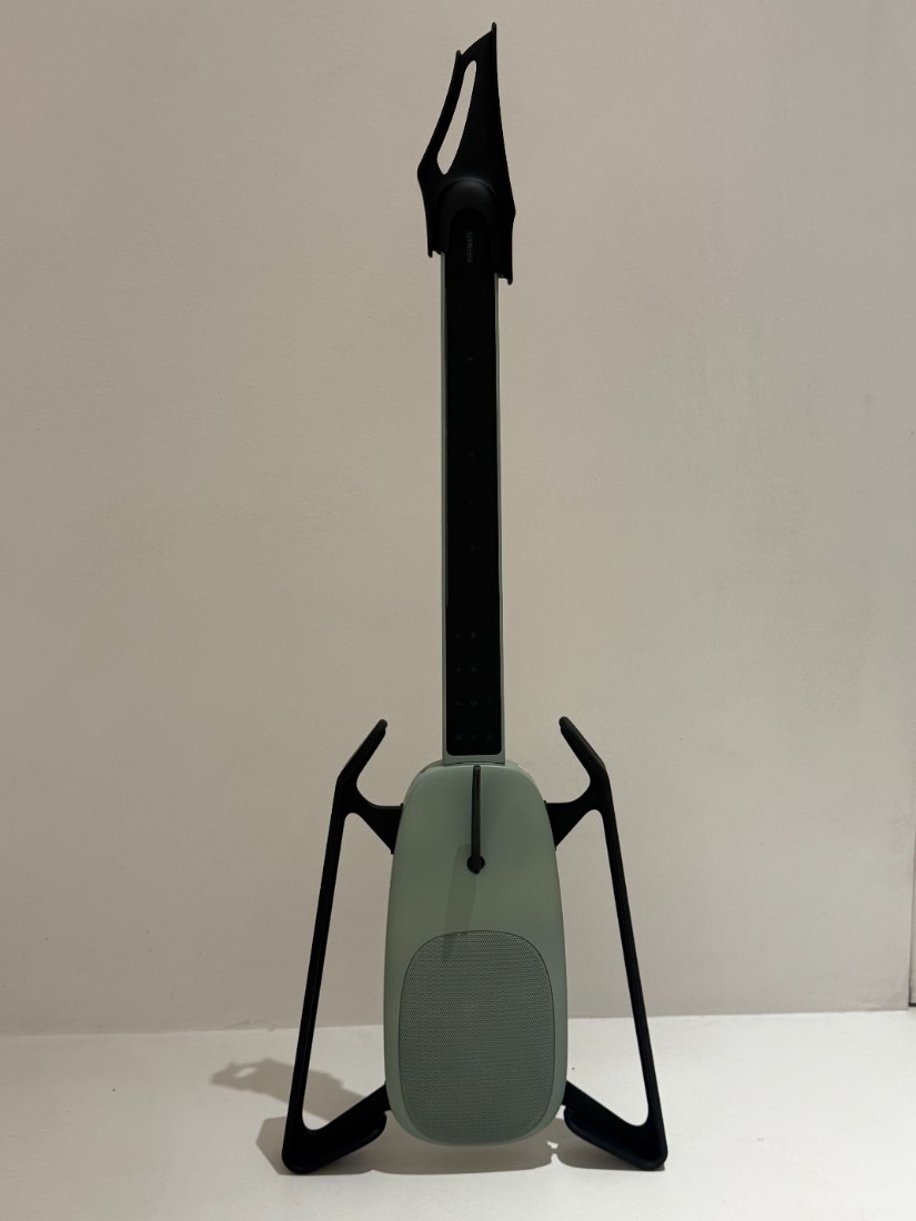 RIFFMATE stringless smart guitar in midnight black