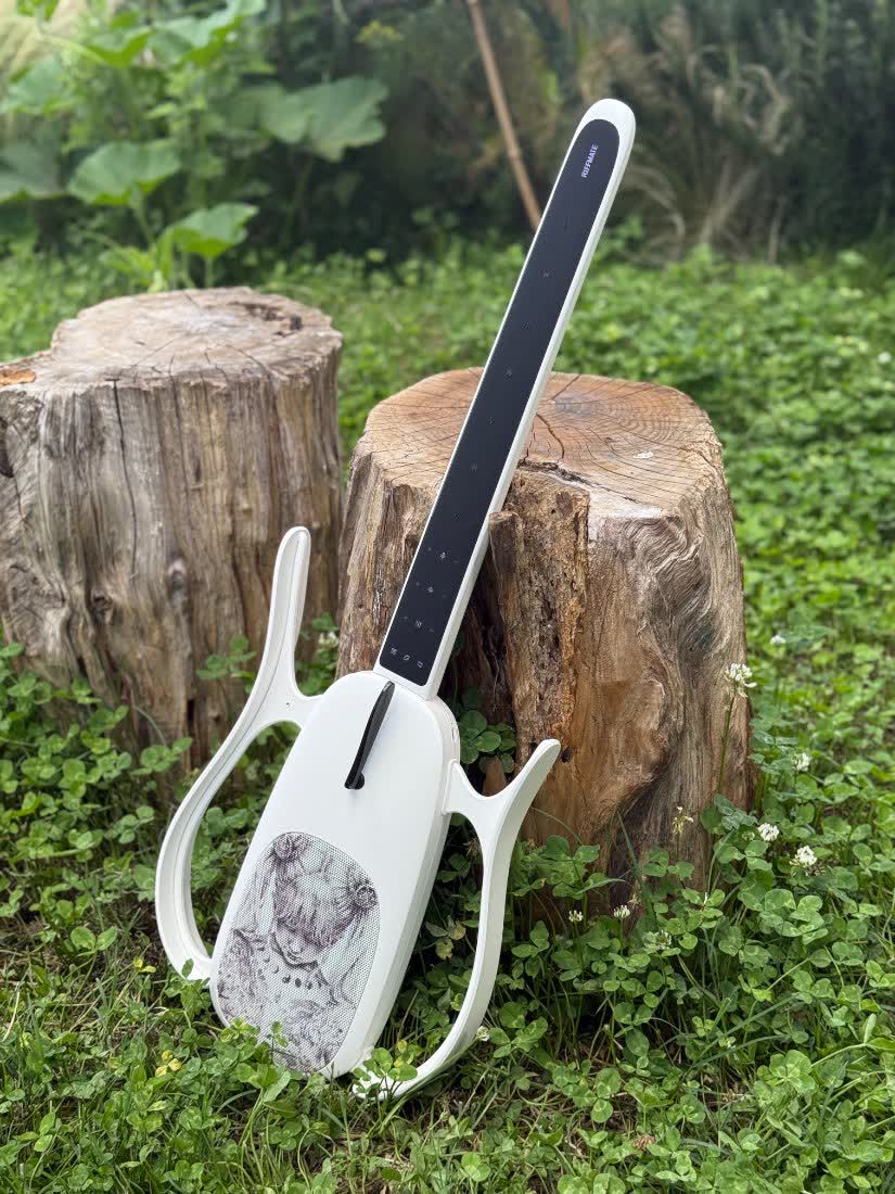 RIFFMATE in arctic white, outdoors